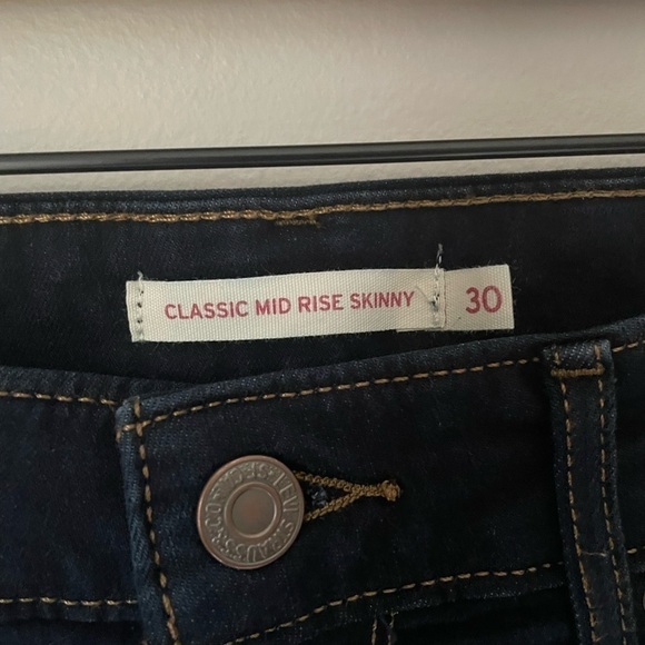 Levi's Dark Wash Classic Mid Rise Skinny Jeans Size 30 - Picture 4 of 11